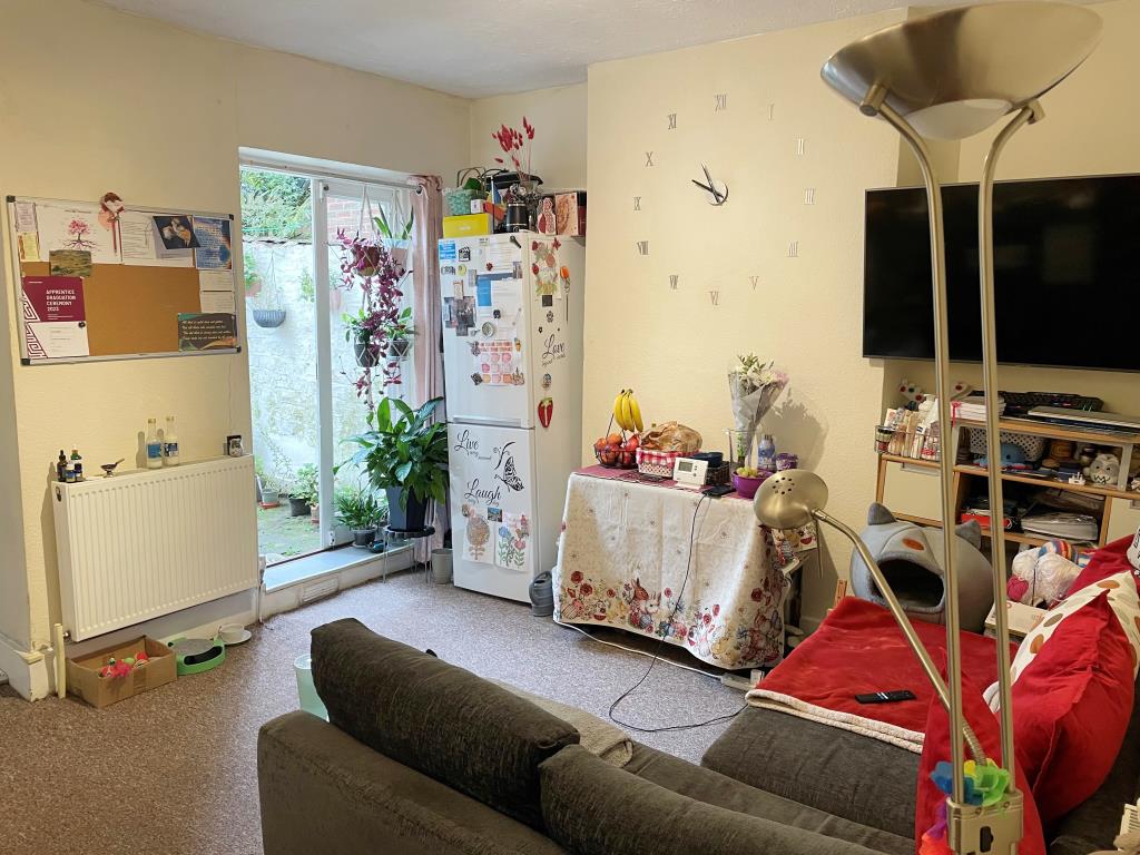 Lot: 71 - PATIO FLAT FOR INVESTMENT IN CITY CENTRE - Living room with doors to patio